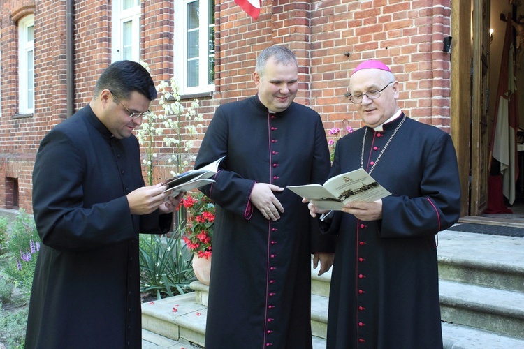 Nałożenie paliusza abp. Józefowi Górzyńskiemu