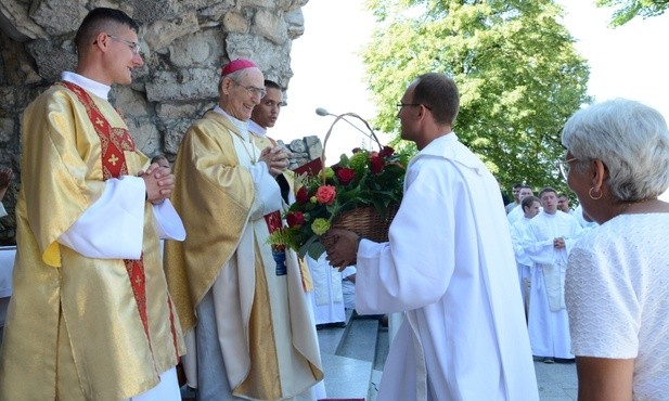 Pielgrzymi zaśpiewali jubilatowi "Sto lat"