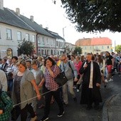 Pielgrzymi wraz ks. Wiesławem Frelkiem wyruszają w stronę Suserza