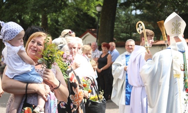 Bp Piotr Greger poświęcił kwiaty i zioła przyniesione przez wielu wiernych