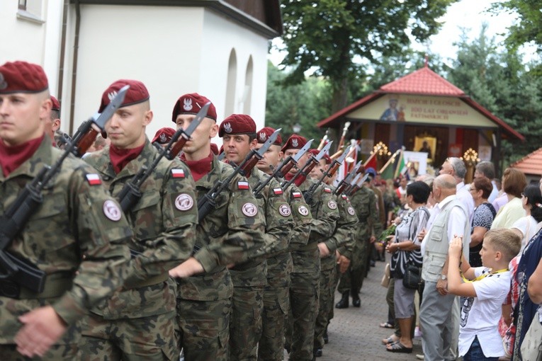 Kompania honorowa bielskich komandosów podczas uroczystej procesji w Rychwałdzie