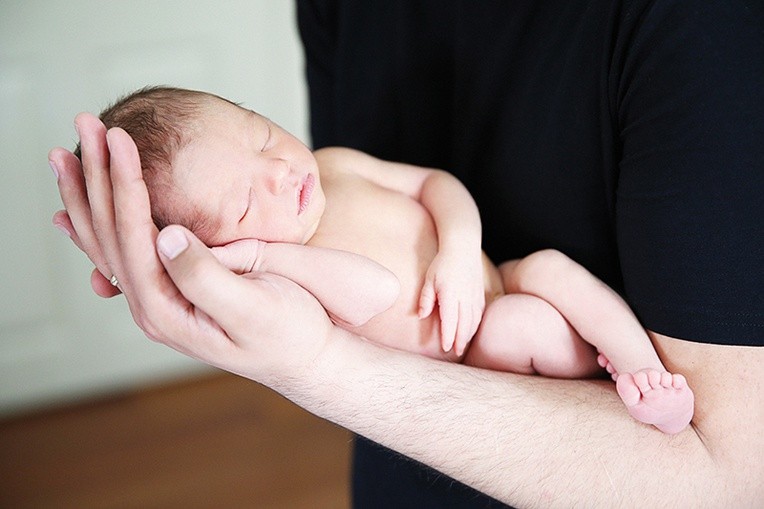 Duchowa adopcja polega na modlitwie   w intencji jednego, znanego tylko Bogu dziecka zagrożonego zabiciem  w  łonie matki. Odmawiamy ją codziennie przez dziewięć miesięcy.