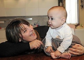 Vanna Pironato i jej przedwcześnie narodzona córeczka Amanda, uratowana za wstawiennictwem bł. Pawła VI. Na tym zdjęciu dziewczynka ma niewiele ponad rok.