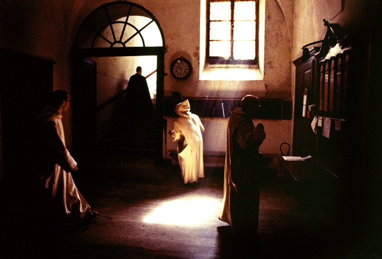 Książka powstała w klasztorze kartuzów La Grande Chartreuse (Francja). Życie kartuzów zostało ukazane w filmie dokumentalnym „Wielka cisza” (kadr na zdjęciu).