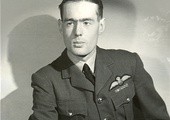 Leonard Cheshire (1917–1992), bohater wojenny, konwertyta, filantrop.