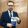 Raport o funduszach prezentuje dr Tymoteusz Zych, jeden z prawników działających w Ordo Iuris.