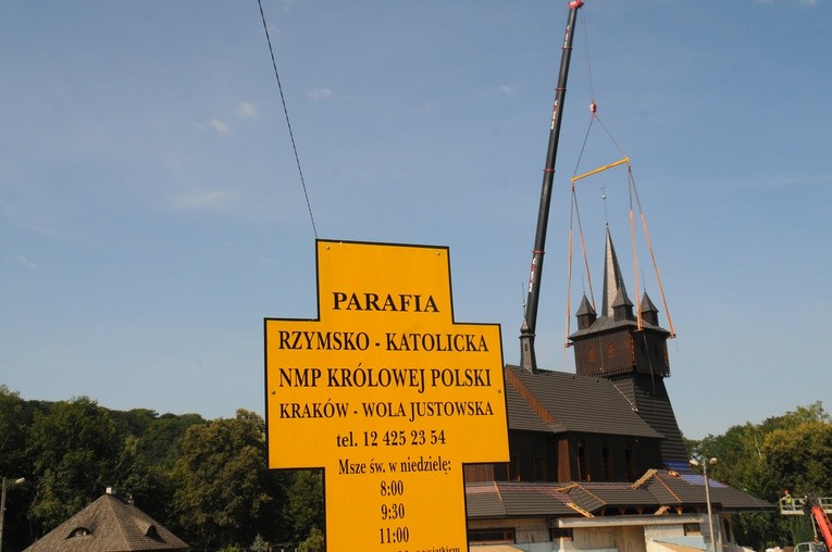Osadzanie hełmu na wieży kościoła na Woli Justowskiej