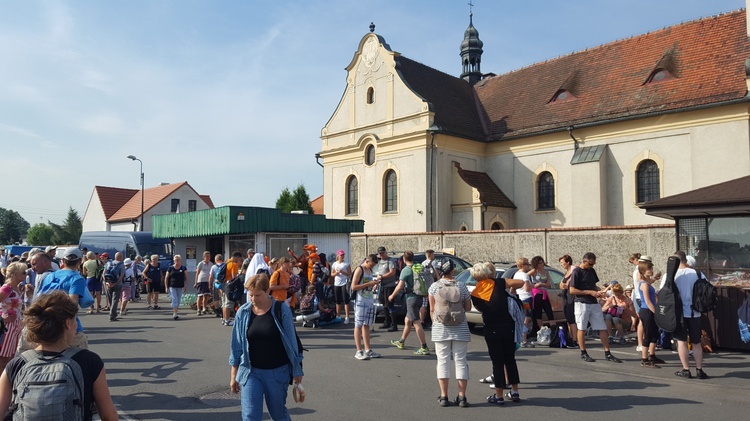 Pielgrzymi idą dziś przez cały dzień