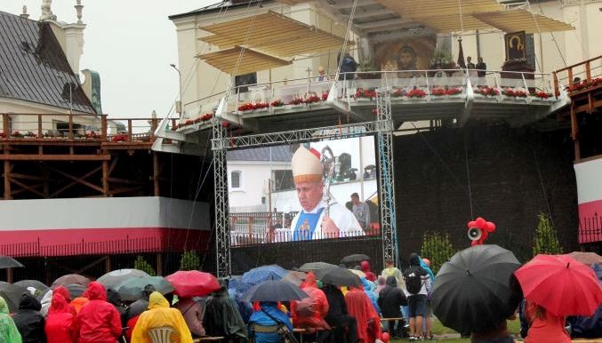 W ulewnym deszczu pokłonili się Maryi