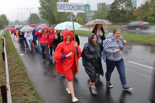 Uczestniczki Pielgrzymki Kobiet docierają do Piekar