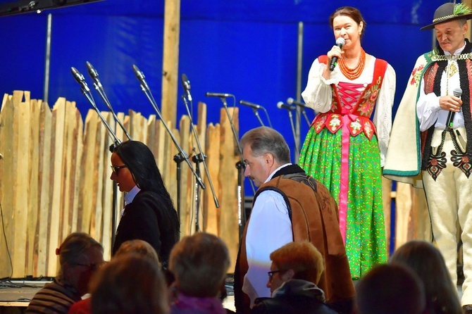 Prezentacja zespołów w namiocie festiwalowym 