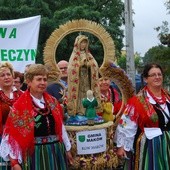 W tym roku nie zabrakło wieńców nawiązujacych do objawień Matki Bożej w Fatimie