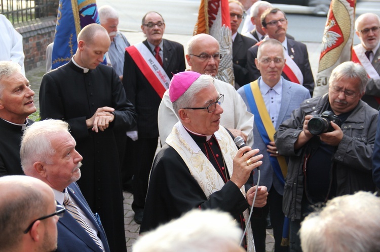 Tablica dla Biskupiego Komitetu Pomocy