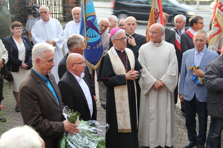 Tablica dla Biskupiego Komitetu Pomocy