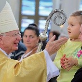 ▲	Wśród uczestników Mszy św. było dużo rodzin z małymi dziećmi.