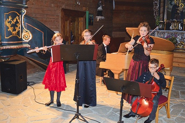 ◄	Na ostatnim Festiwalu Muzyki Kameralnej na melomanów czekała niespodzianka. Rodzice zagrali z dziećmi.