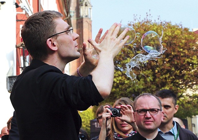 Ks. Teodor Sawielewicz chce bańkami podbić wirtualny świat dla Chrystusa