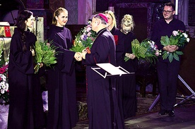 ▲	Po zakończeniu występu wykonawcom pogratulował biskup Tomasik.