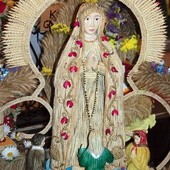 ▲	Tegoroczne wieńce nawiązywały  do niedawno zakończonej peregrynacji ikony Pani Jasnogórskiej i objawień Matki Bożej w Fatimie.