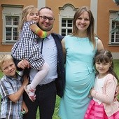 Dorota i Jan Nowakowscy z Lubska mają już trójkę dzieci. To: Marta (8 lat), Krzyś (7 lat) i Hania (4 lata). Z niecierpliwością oczekują na narodziny czwartego.