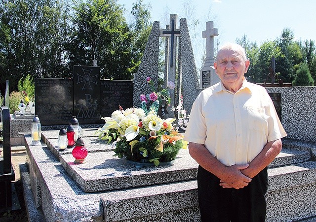 ▲	– Drukarnia znajdowała się w tym i dwóch sąsiednich grobowcach – mówi Lucjan Dmoch.