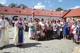 ▲	Naręcza ziół i kwiatów poświęcił bp K. Nitkiewicz. 