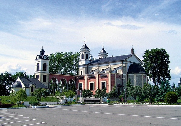 ▲	Odrestaurowana i rozbudowana ożarowska świątynia.