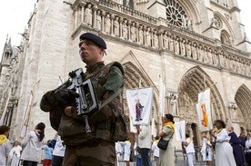 Żołnierz ochrania procesję przed katedrą Notre Dame w uroczystość Wniebowzięcia NMP.
15.08.2017 Paryż, Francja