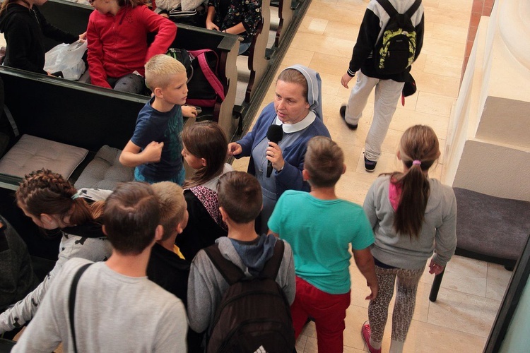 Kolonia Caritas na wycieczce w Skrzatuszu