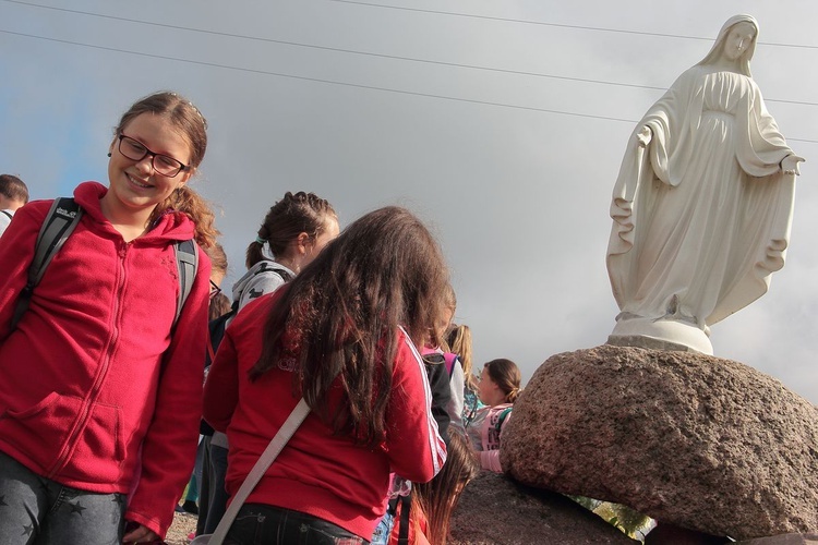 Kolonia Caritas na wycieczce w Skrzatuszu