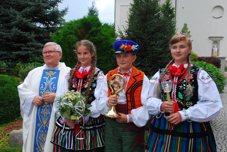 Relikwie do świątyni wniosły rzeczyckie dzieci