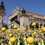 Bicie rekordu Guinnessa w podbijaniu piłki siatkowej