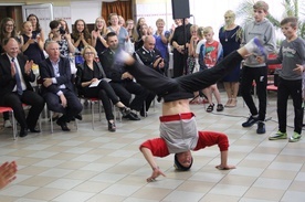 Pokaz grupy breakdance z Ukrainy głośno oklaskiwano