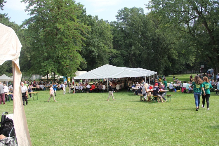 Pielgrzymka i piknik w Henrykowie