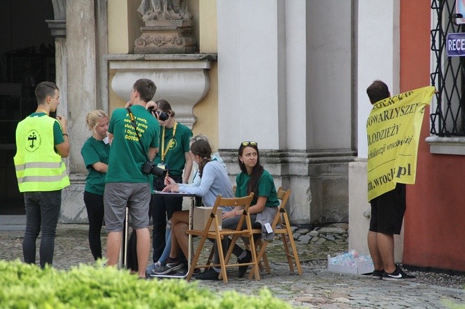 Pielgrzymka i piknik w Henrykowie