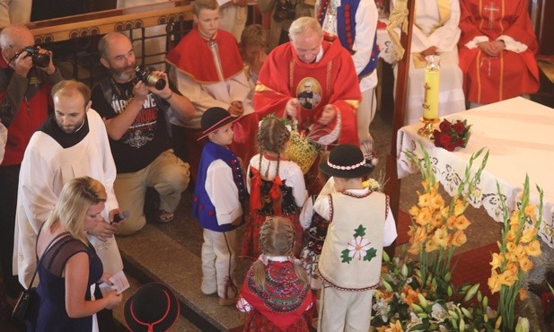 Z życzeniami przyszli najpierw najmłodsi parafianie