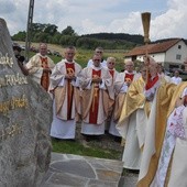 Bp Bobowski błogosławi obelisk postawiony z okazji 700 lat Czarnego Potoku