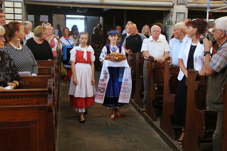 Stół, a na stole chleb i... piernik