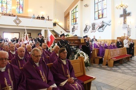 W pogrzebie ks. Mariana Dwornickiego wzięły udział setki osób 