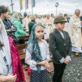 Wśród wiernych były także dzieci przebrane za Hiacyntę, Franciszka i Łucję.