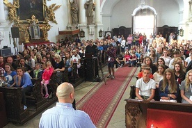 ▲	Do Legnickiego Pola przyjechało około 400 osób z całej diecezji legnickiej.
