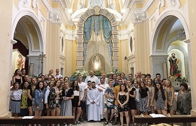 ▲	Polsko-włoska grupa młodych w kościele w Altamurze.