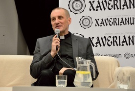Ks. Krzysztof Grzywocz w jezuickim ośrodku  „Xaverianum” w Opolu.