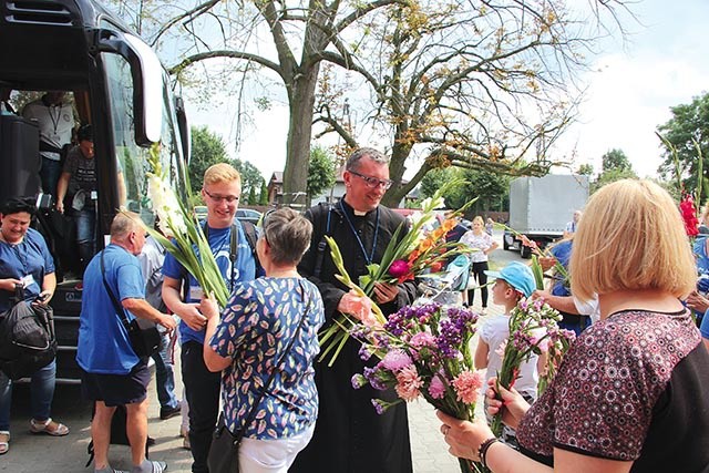 Ks. Zbigniew Kielan i pątnicy zostali powitani kwiatami. 