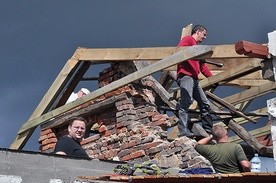 Ekipa z Czarnego przy rozbiórce zniszczonego przez wichurę domu w Żabnie. Ks. Paweł Byczkowski (pierwszy z lewej na dole).