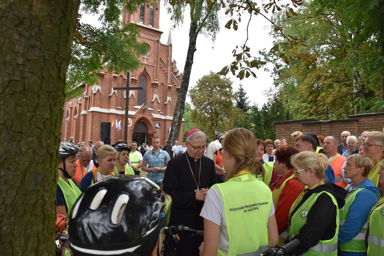 Wyruszających na pielgrzymkę rowerową błogosławił w Rostkowie bp Piotr Libera