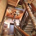 Dębowe schody są imponujące. Ich budowa  trwała 28 lat
