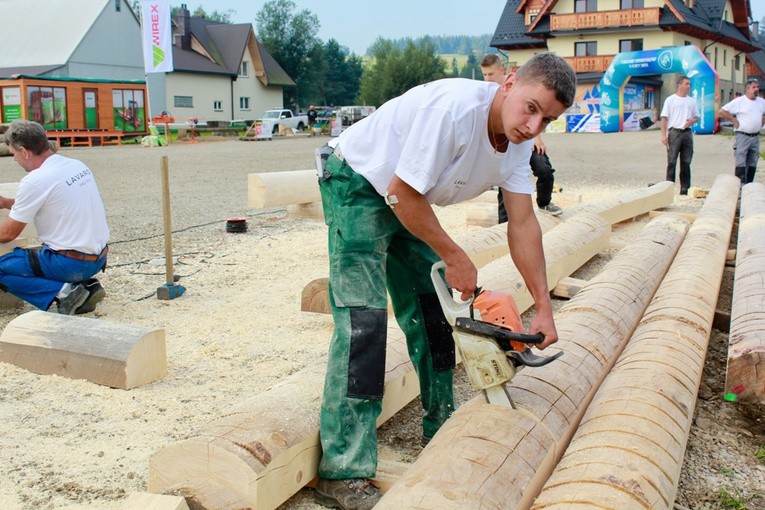 Kobiety też wbijają gwoździe