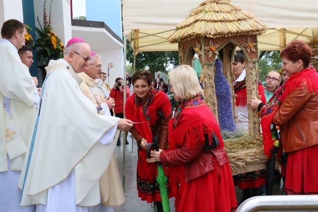 Podziękowania za zebrane plony są częścią uroczystości ku czci Matki Bożej w Wąwolnicy