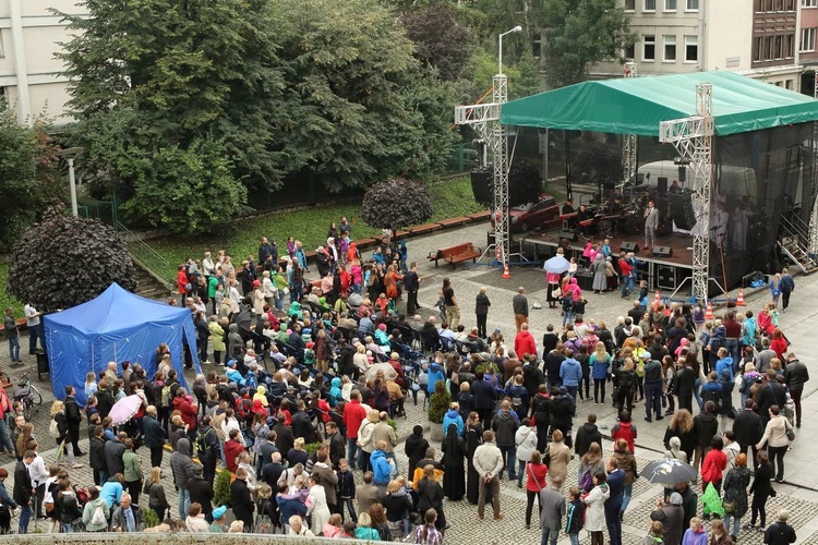 Muzyka przez duże eM koncert